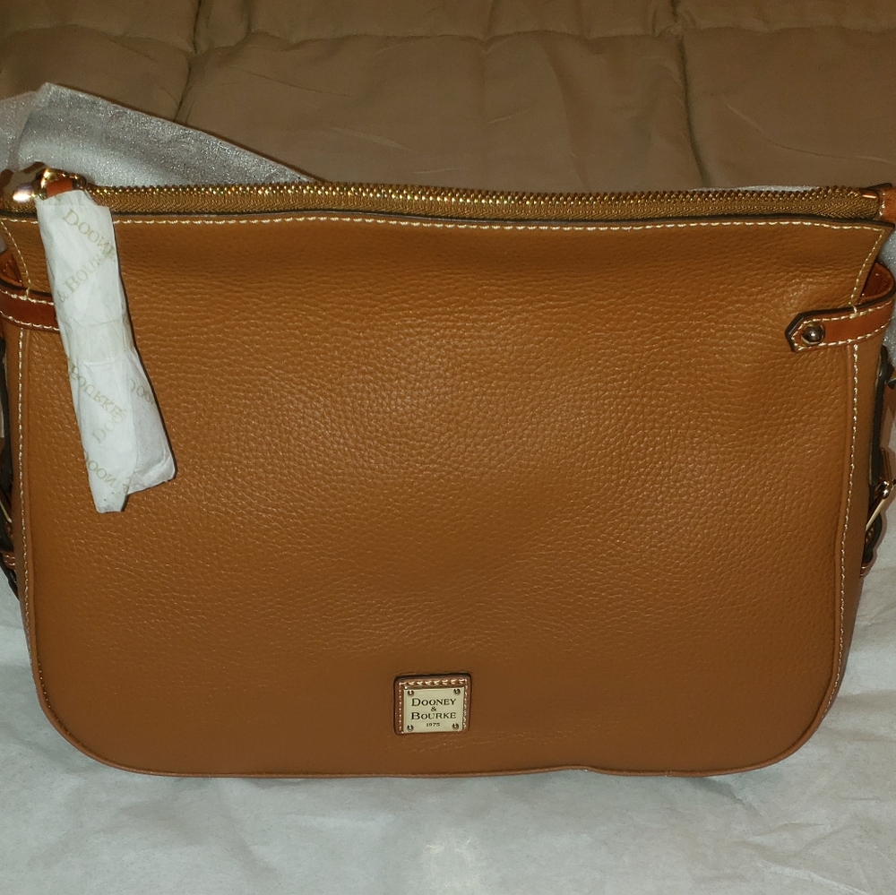 Dooney and Bourke Pebble Leather Scarlett Crossbody Sac Color Caramel NWT
